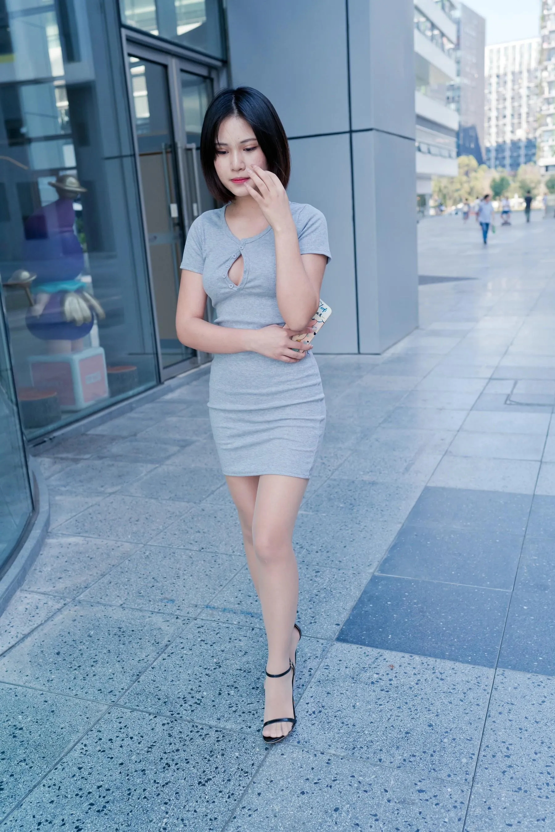 [魔镜街拍] NO.112 丝足系列 在商业广场看哈哈镜的包臀裙肉丝萌宝儿 [425P]插图9